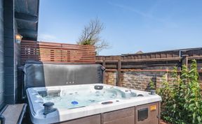 Photo of 6 Bed in Bacton