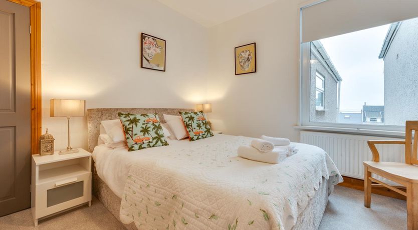 Photo of 3 Bed in Mumbles