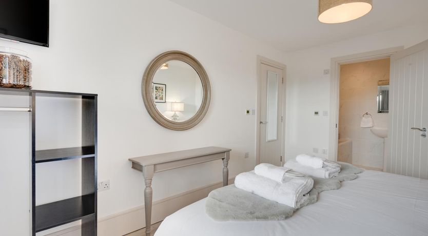 Photo of 5 Bed in Briston