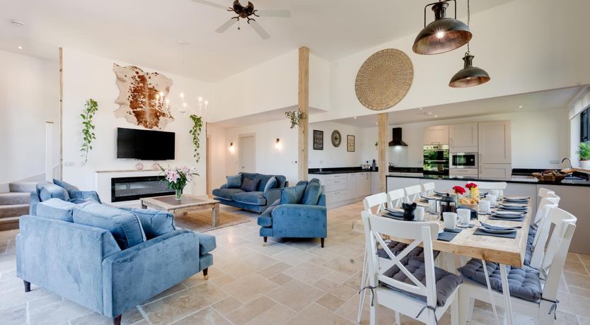 Photo of 5 Bed in Briston