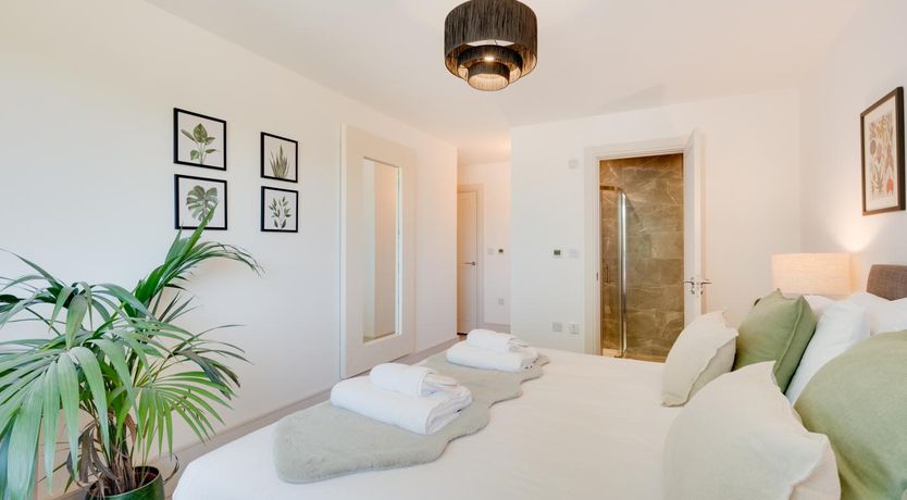 Photo of 5 Bed in Briston