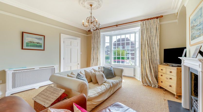 Photo of 6 Bed in Appledore