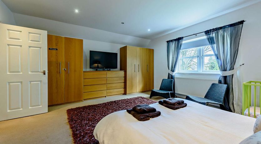 Photo of 4 Bed in Tenby