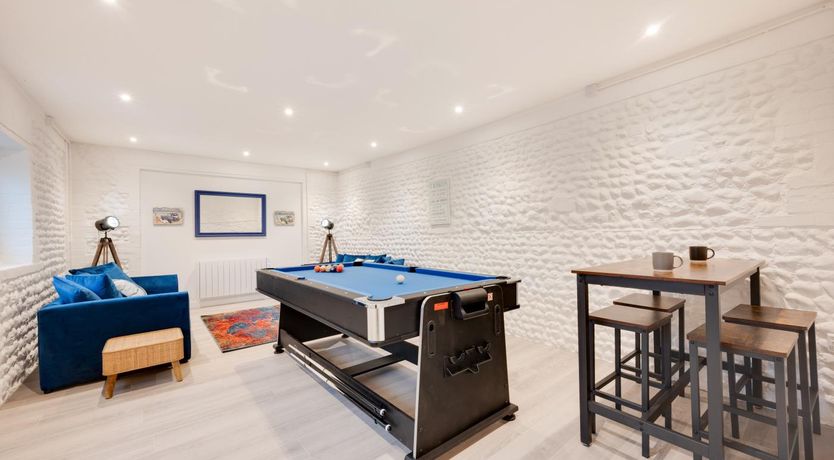 Photo of 6 Bed in Bacton