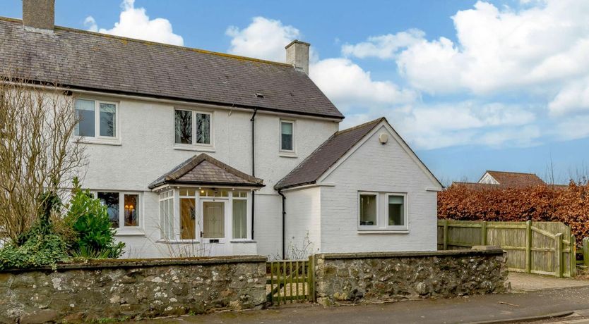 Photo of 3 Bed in Newton-by-the-Sea
