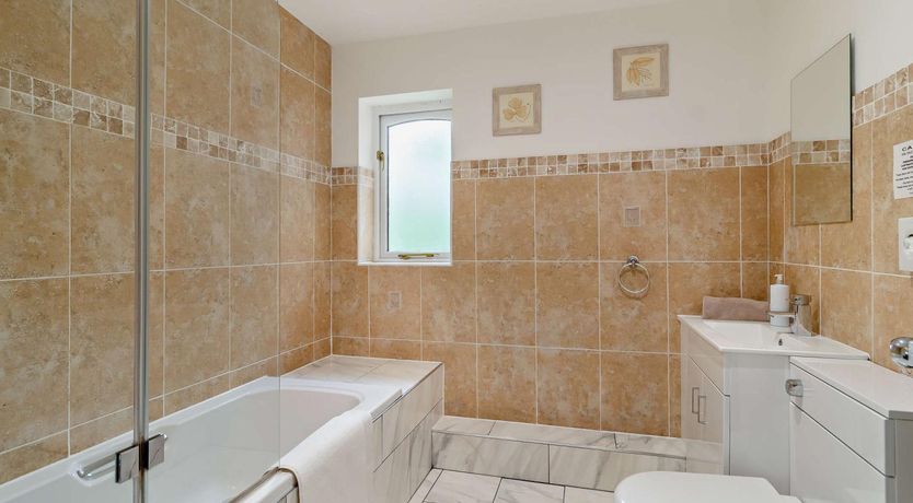Photo of 5 Bed in Pentney