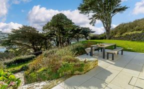 Photo of 4 Bed in Mawgan Porth