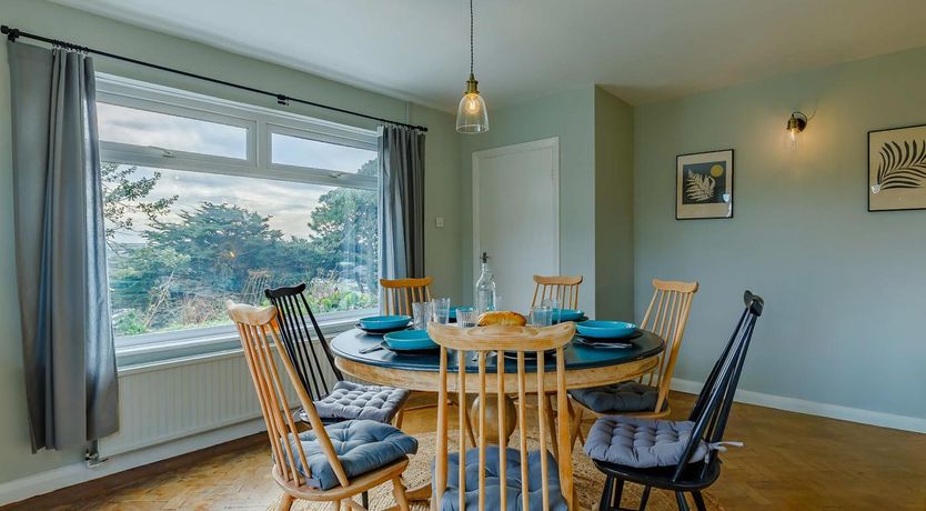 Photo of 4 Bed in Mawgan Porth