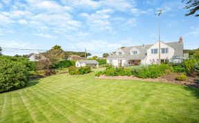 Photo of 6 Bed in Constantine Bay