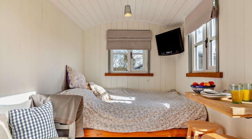 Photo of 1 Bed in St. Dominick