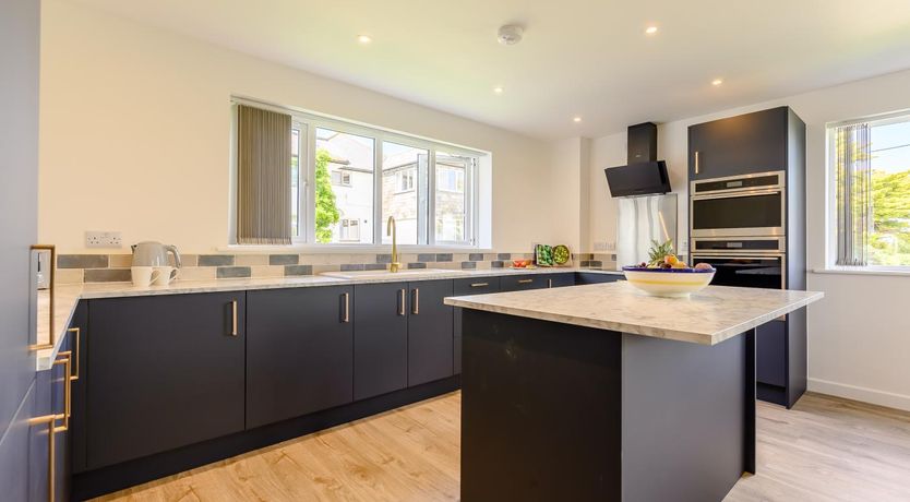 Photo of 3 Bed in St. Merryn
