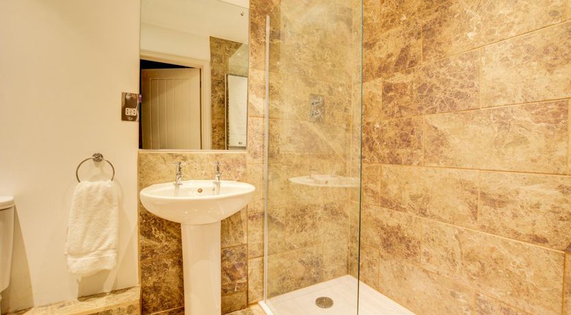 Photo of 10 Bed in Briston