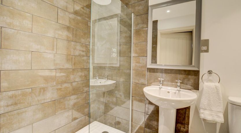 Photo of 10 Bed in Briston