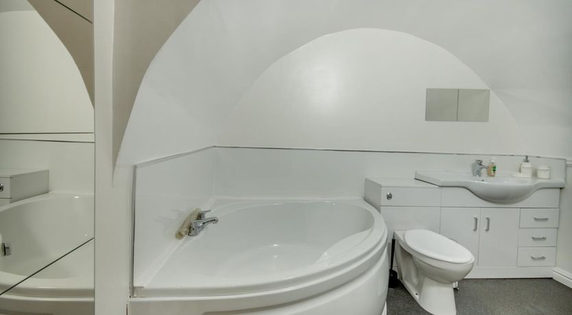 Photo of 2 Bed in Tenby