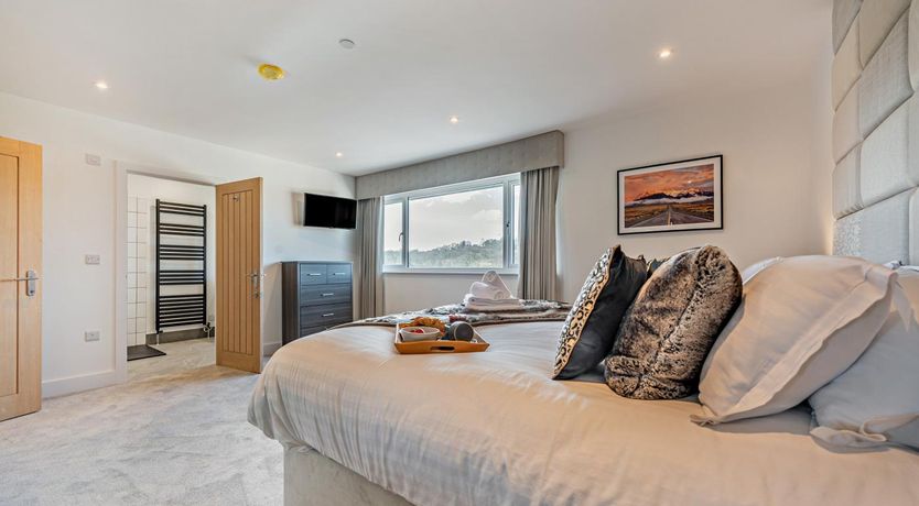 Photo of 6 Bed in Llanarthney