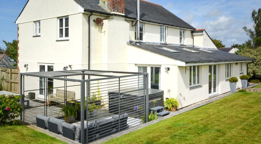 Photo of 5 Bed in Mitchell