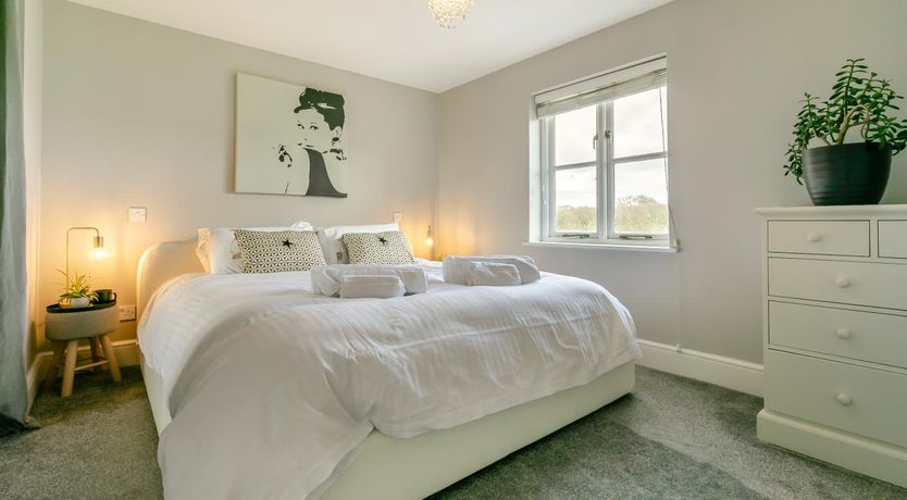 Photo of 5 Bed in Mitchell