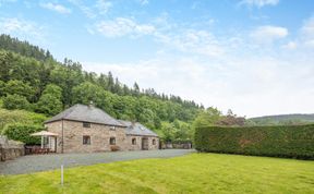 Photo of 4 Bed in Pontfadog