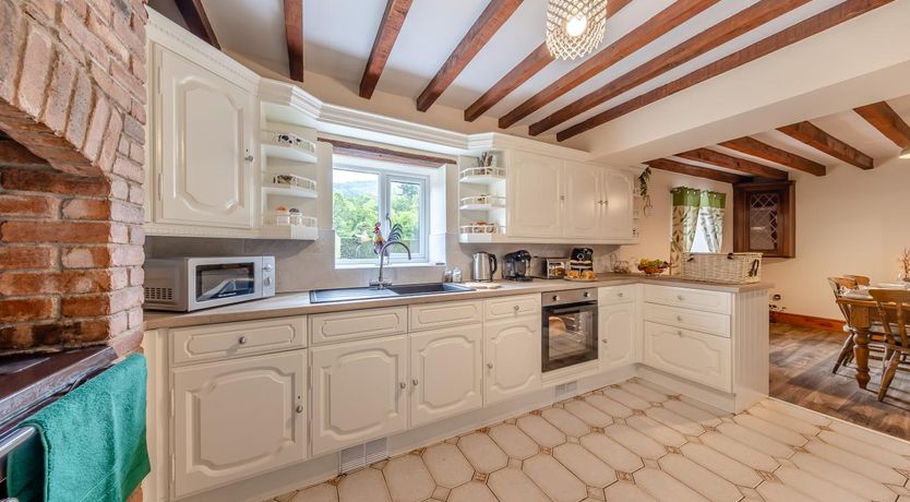 Photo of 4 Bed in Pontfadog