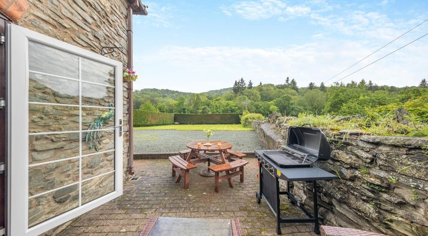 Photo of 4 Bed in Pontfadog