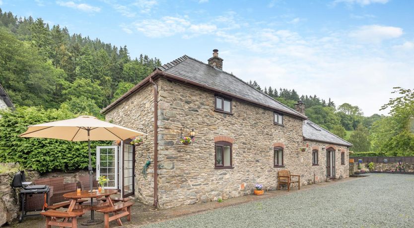 Photo of 4 Bed in Pontfadog