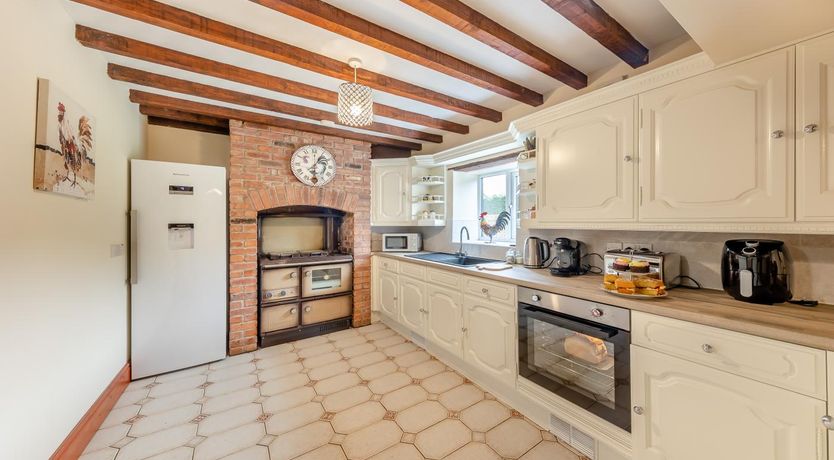 Photo of 4 Bed in Pontfadog