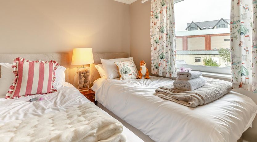 Photo of 4 Bed in Mumbles