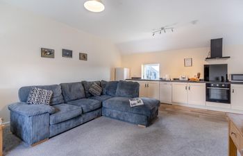 2 Bed in Red Roses Holiday Home