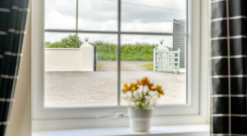 Photo of 2 Bed in Red Roses