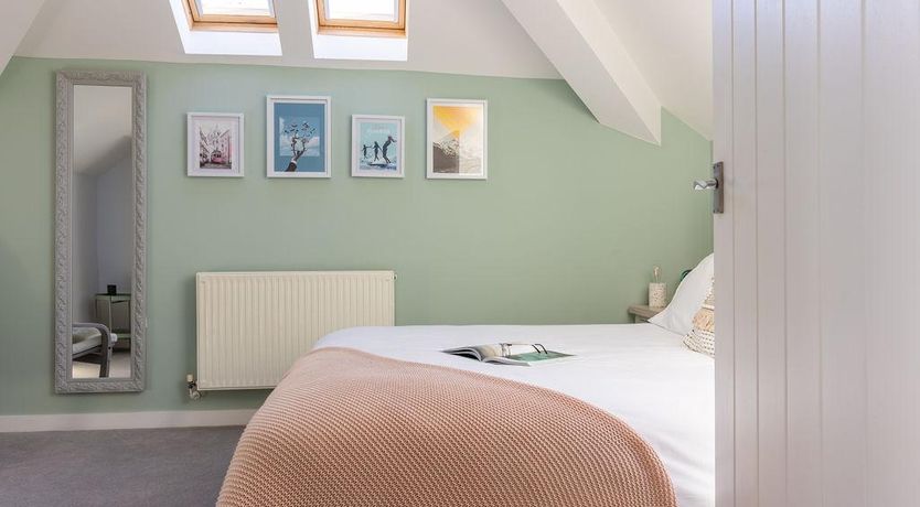 Photo of 3 Bed in Mawgan Porth