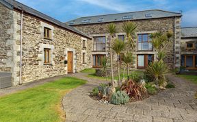 Photo of 3 Bed in Mawgan Porth