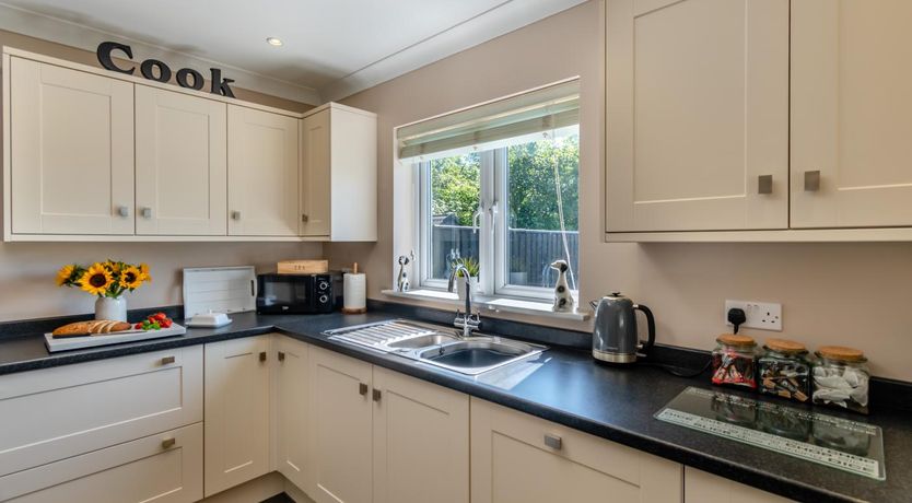 Photo of 5 Bed in Wolfscastle