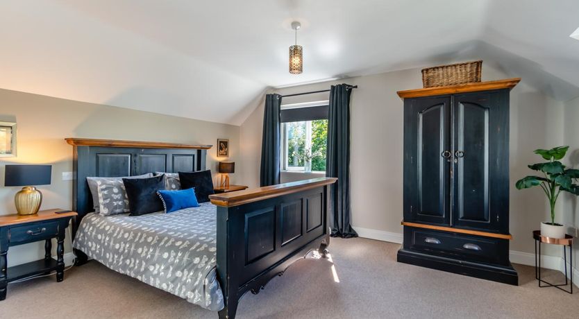 Photo of 5 Bed in Wolfscastle