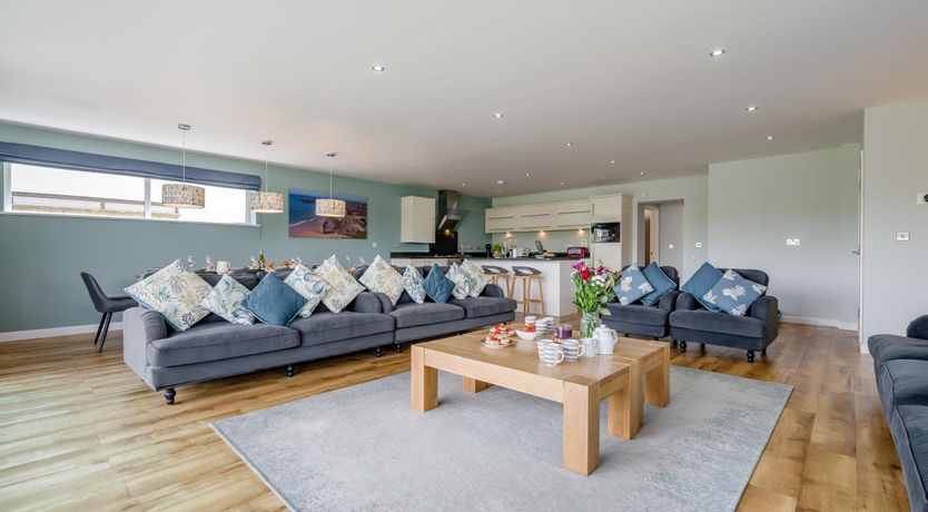 Photo of 6 Bed in Winnards Perch