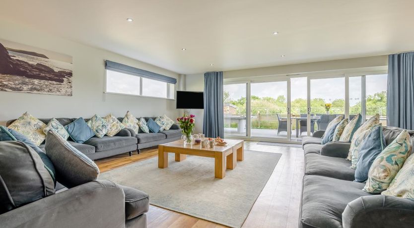 Photo of 6 Bed in Winnards Perch