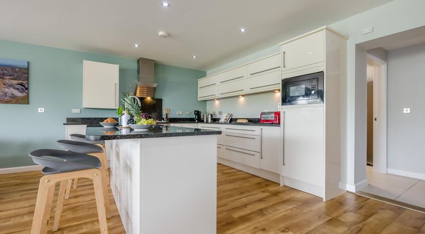 Photo of 6 Bed in Winnards Perch