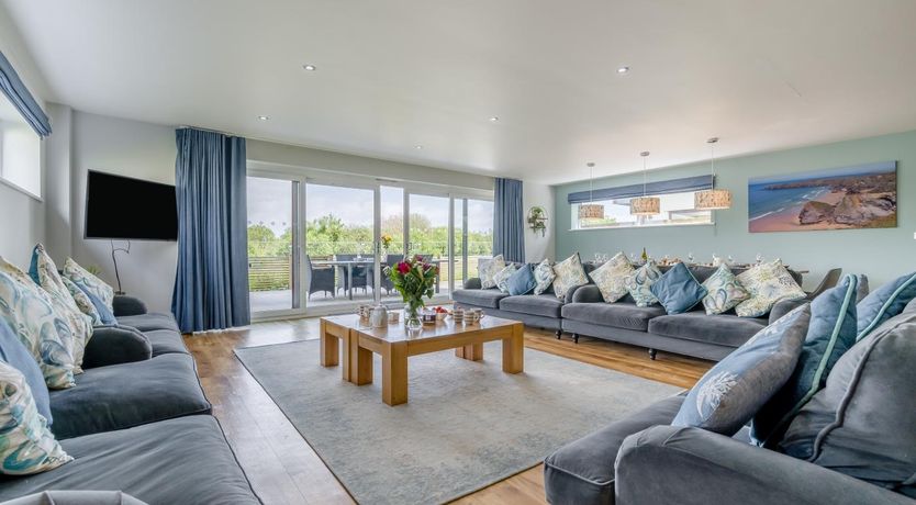 Photo of 6 Bed in Winnards Perch