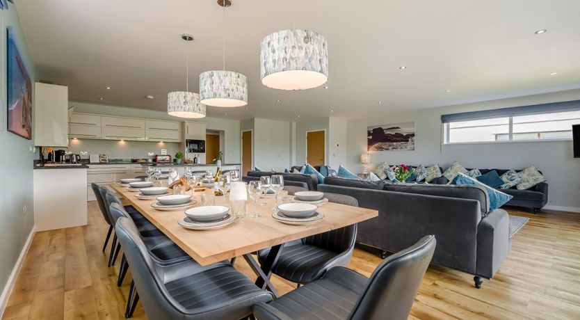 Photo of 6 Bed in Winnards Perch