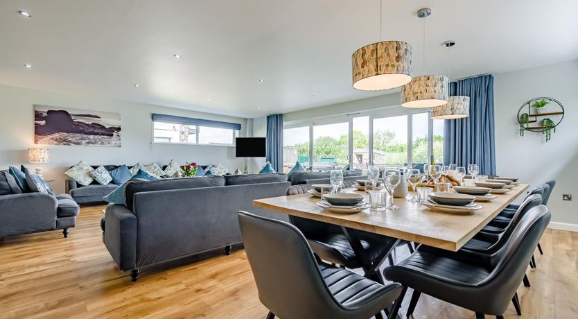 Photo of 6 Bed in Winnards Perch