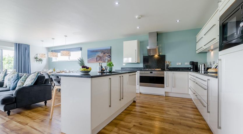 Photo of 6 Bed in Winnards Perch