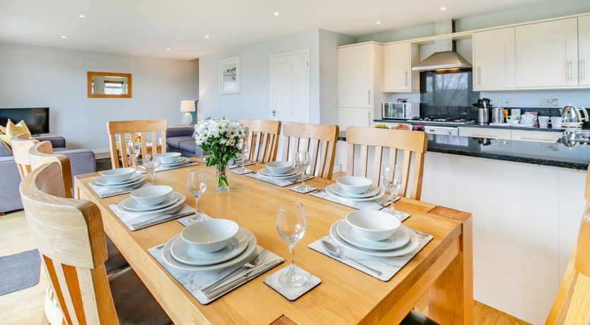 Photo of 4 Bed in Winnards Perch