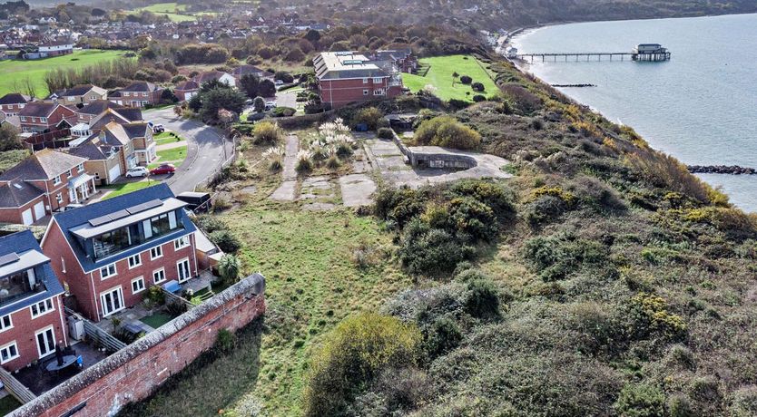 Photo of 3 Bed in Totland Bay