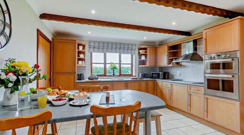 Photo of 4 Bed in St. Florence