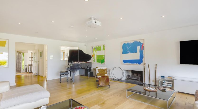 Photo of 4 Bed in Mawgan Porth