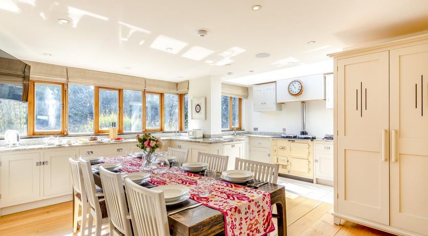 Photo of 4 Bed in Mawgan Porth