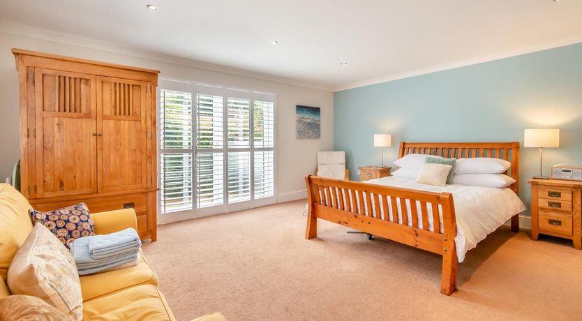 Photo of 4 Bed in St. Florence