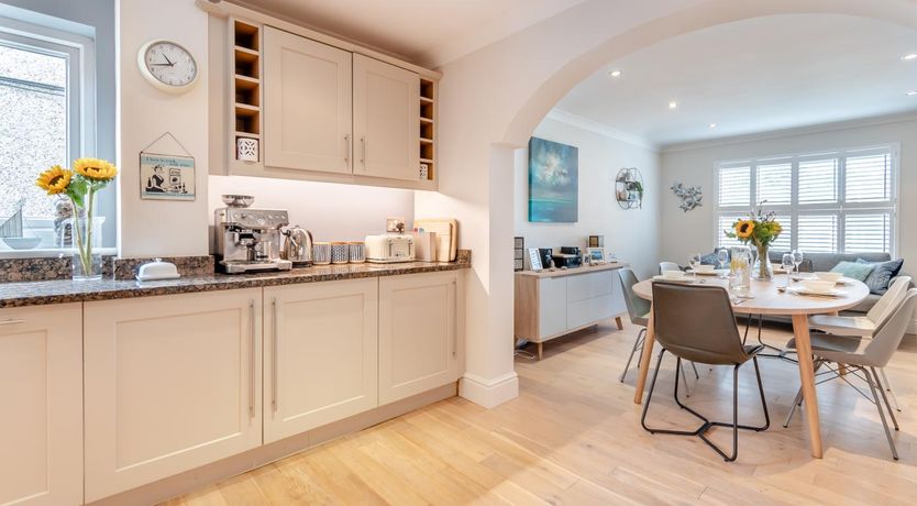 Photo of 4 Bed in St. Florence