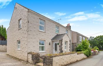 4 Bed in St. Florence Holiday Home