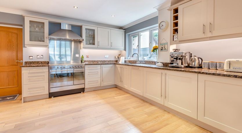 Photo of 4 Bed in St. Florence