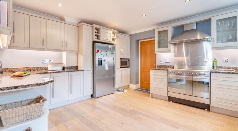 Photo of 4 Bed in St. Florence